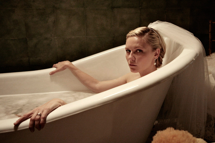 Сексуальная блондинка принимает ванну 