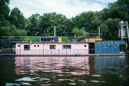 Dom na łodzi - galeria zdjęć - filmweb