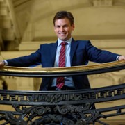 Tommy Dewey w Cztery wesela i pogrzeb