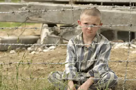 Chłopiec w pasiastej piżamie - galeria zdjęć - filmweb