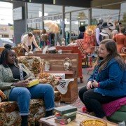 Shrill - galeria zdjęć - filmweb