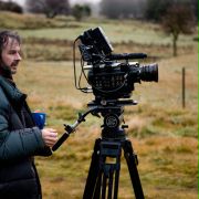 Mężczyzna z kamerą w salonie fotograficznym