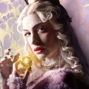 Anne Hathaway w Alicja po drugiej stronie lustra