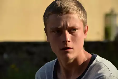 Z podniesionym czołem - galeria zdjęć - filmweb