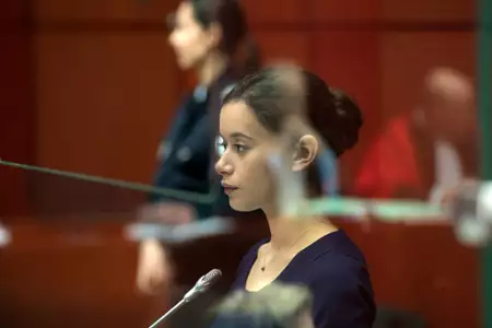 Dziewczyna z bransoletką - galeria zdjęć - filmweb