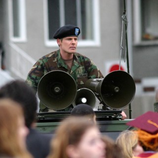 Lekarz / Żołnierz z megafonem