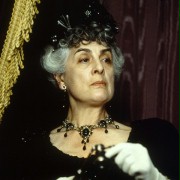 Pani Julia Peniston, ciotka Lily