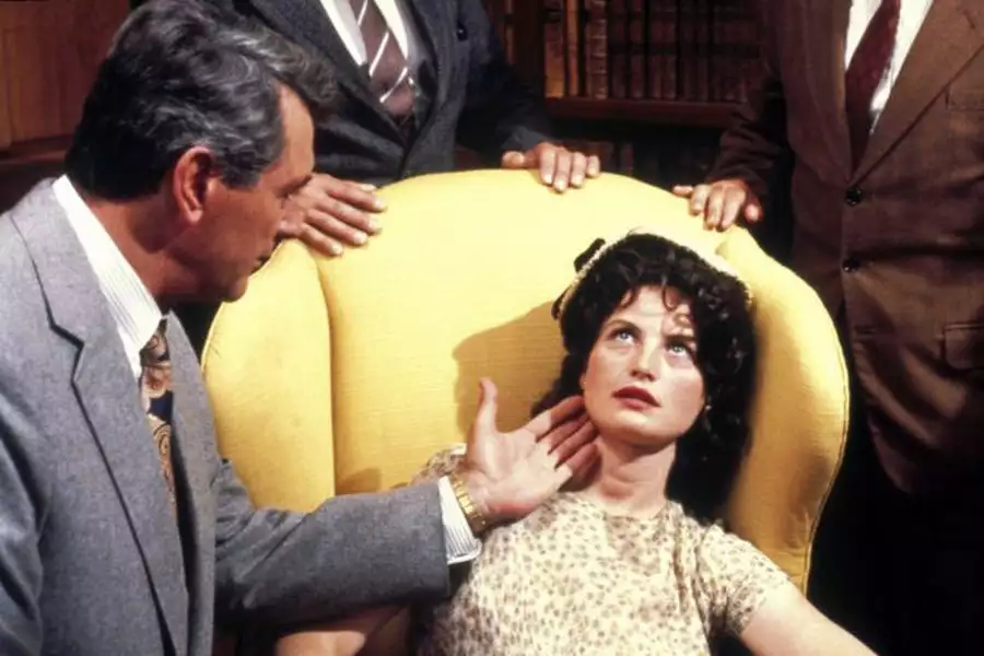 Pęknięte lustro - galeria zdjęć - filmweb