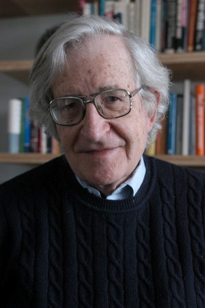 Czy Noam Chomsky jest wysoki czy szczęśliwy? - galeria zdjęć - filmweb