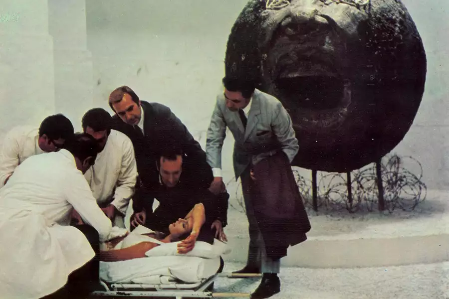 Ptak o kryształowym upierzeniu - galeria zdjęć - filmweb