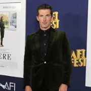 Here. Poza czasem - galeria zdjęć - filmweb