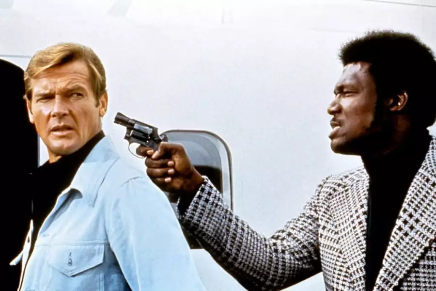 Żyj i pozw&oacute;l umrzeć - galeria zdjęć - filmweb