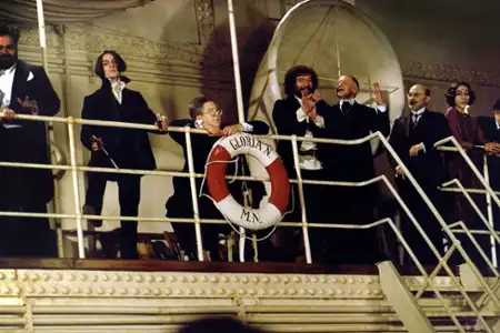 A statek płynie - galeria zdjęć - filmweb