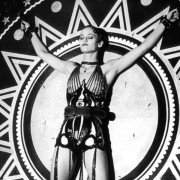 Dziewczyna na moście - galeria zdjęć - filmweb