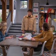 Indebted - galeria zdjęć - filmweb
