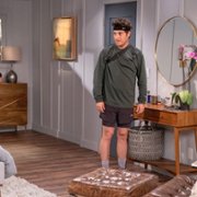 Indebted - galeria zdjęć - filmweb