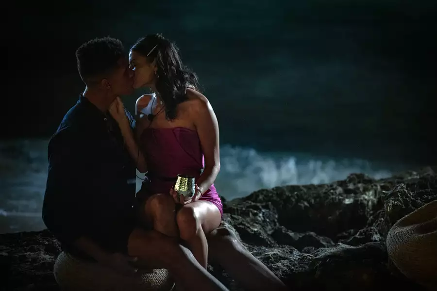Too Hot to Handle - galeria zdjęć - filmweb