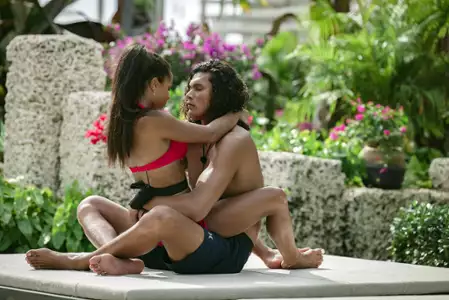 Too Hot to Handle - galeria zdjęć - filmweb
