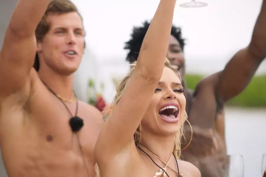 Too Hot to Handle - galeria zdjęć - filmweb