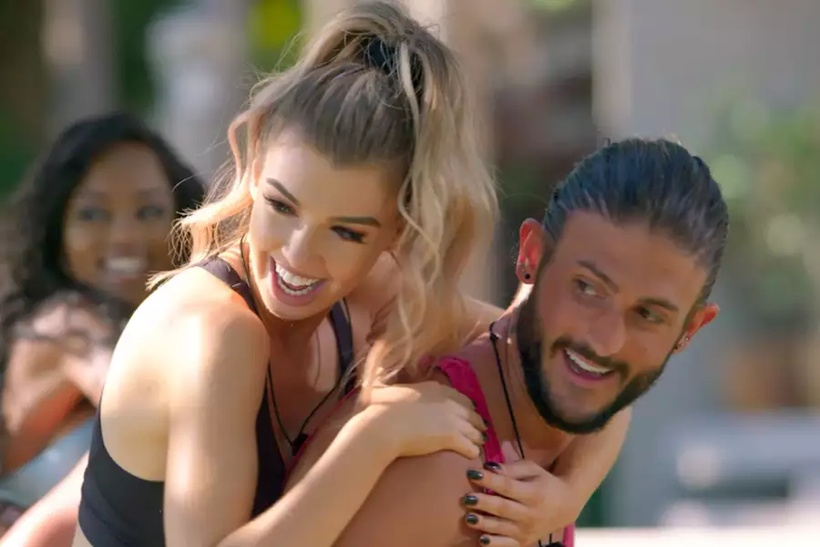 Too Hot to Handle - galeria zdjęć - filmweb