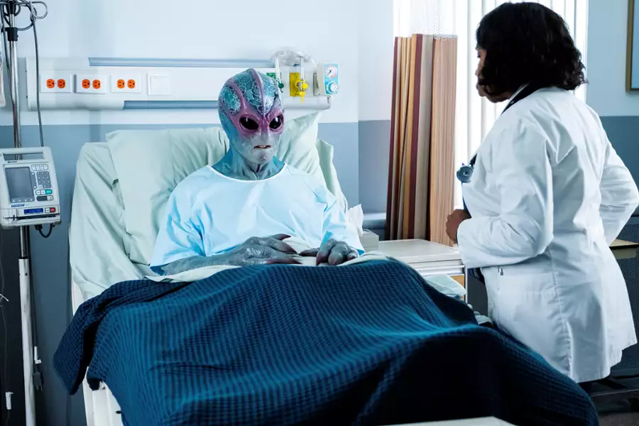 Resident Alien - galeria zdjęć - filmweb