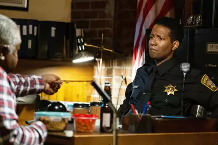 Resident Alien - galeria zdjęć - filmweb