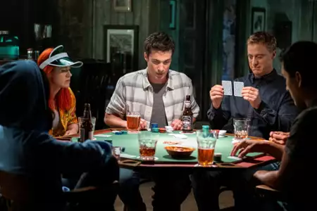 Resident Alien - galeria zdjęć - filmweb