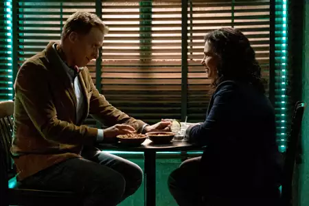 Resident Alien - galeria zdjęć - filmweb