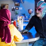 Resident Alien - galeria zdjęć - filmweb