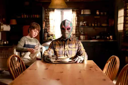 Resident Alien - galeria zdjęć - filmweb