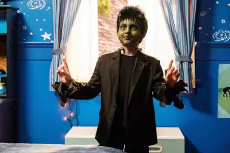 Resident Alien - galeria zdjęć - filmweb