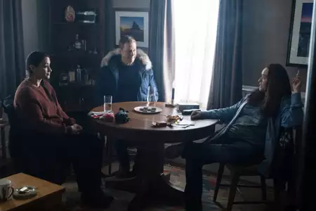 Resident Alien - galeria zdjęć - filmweb