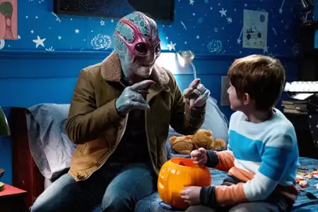 Resident Alien - galeria zdjęć - filmweb