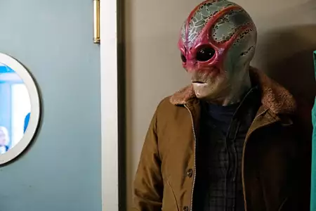 Resident Alien - galeria zdjęć - filmweb