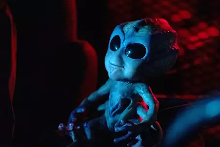 Resident Alien - galeria zdjęć - filmweb