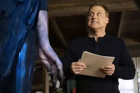 Resident Alien - galeria zdjęć - filmweb
