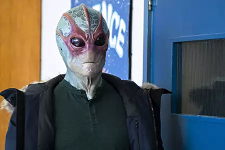 Resident Alien - galeria zdjęć - filmweb