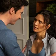 Resident Alien - galeria zdjęć - filmweb