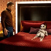 Resident Alien - galeria zdjęć - filmweb