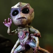 Resident Alien - galeria zdjęć - filmweb