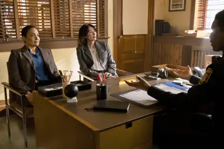 Resident Alien - galeria zdjęć - filmweb