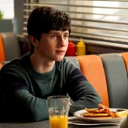 Resident Alien - galeria zdjęć - filmweb