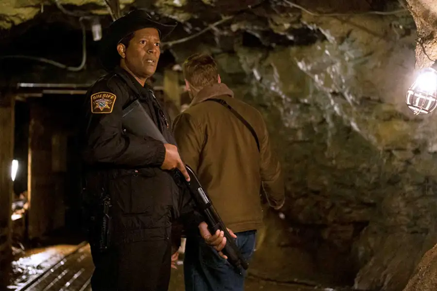 Resident Alien - galeria zdjęć - filmweb