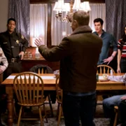 Resident Alien - galeria zdjęć - filmweb
