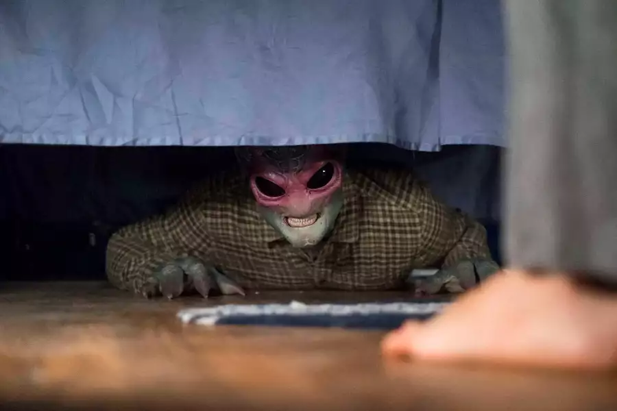 Resident Alien - galeria zdjęć - filmweb