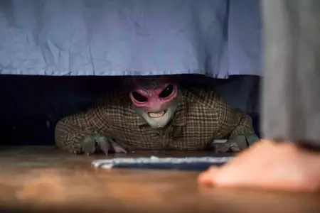 Resident Alien - galeria zdjęć - filmweb