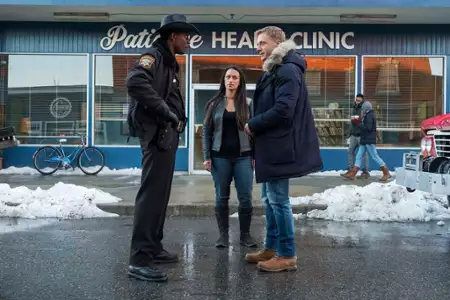 Resident Alien - galeria zdjęć - filmweb