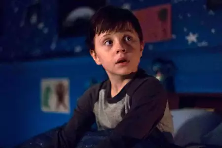 Resident Alien - galeria zdjęć - filmweb