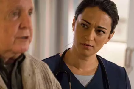 Resident Alien - galeria zdjęć - filmweb