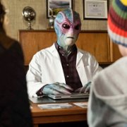 Resident Alien - galeria zdjęć - filmweb